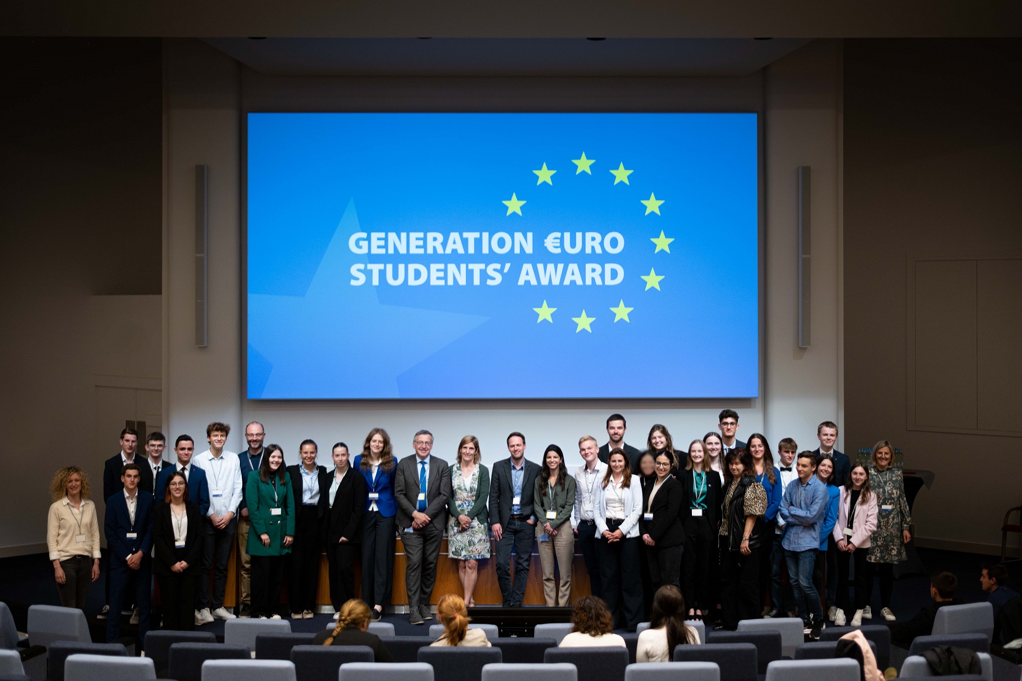 Photo de groupe de tous les finalistes du concours français Generation €uro Students’ Award 