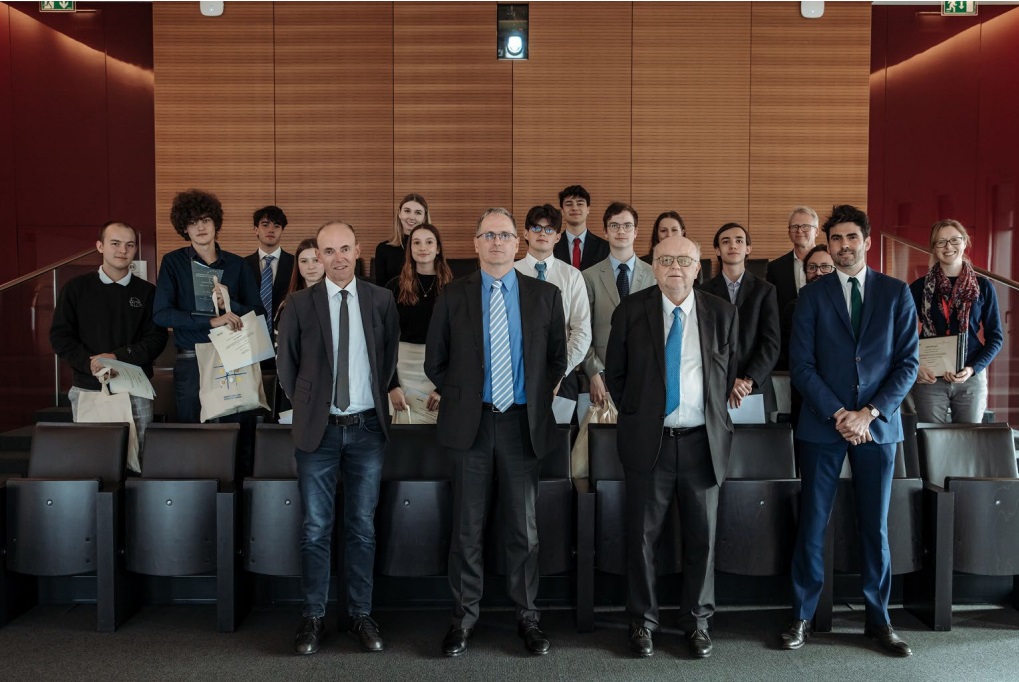 M. Gaston Reinesch, Gouverneur de la BCL, les trois équipes finalistes, ainsi que le jury Generation €uro de la BCL, lors de la remise des prix de l’édition 2022 – 2023.